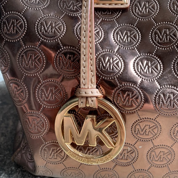Micheal kors purse large size. - Picture 4 of 15